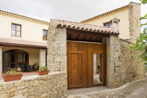 una puerta de garaje de madera en un edificio de piedra en Albergo Diffuso Il Mandorlo, en Baressa