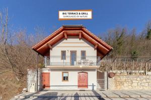 una piccola casa bianca con tetto rosso di Zidanica med Trtami a Dvor