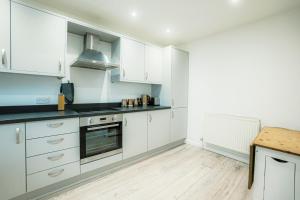 Köök või kööginurk majutusasutuses Drakes Nest Plymouth City Centre Location and FREE PARKING +13 fotot