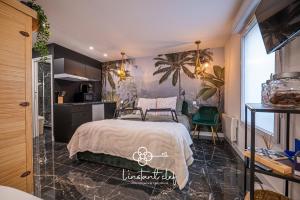 Un dormitorio con una cama y un cuadro en la pared. en Love au Mans - Sauna et Jacuzzi inclus, en Le Mans 15 fotos más