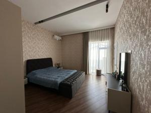 Postel nebo postele na pokoji v ubytování Shuvelan merdekan villa