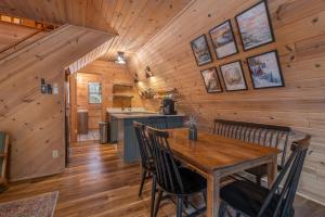 Kuchyň nebo kuchyňský kout v ubytování Timber Haven Aframe Cabin - Brand New Hot Tub