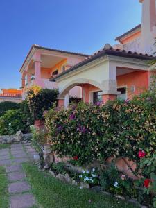 ein Haus mit ein paar Blumen davor in der Unterkunft Casa Terrazza sul Golfo in Cannigione