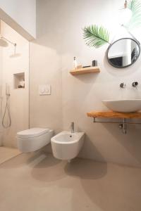 A bathroom at OFFICINE CAVOUR Piazza Cavour
