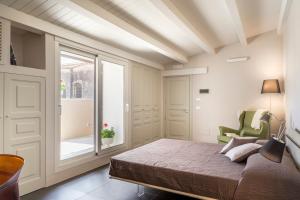 a bedroom with a bed and a window at B&B Vicere Speciale in Noto