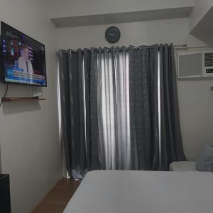 TV tai viihdekeskus majoituspaikassa Spacious Condo at Limketkai CDO