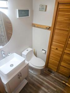 Ein Badezimmer in der Unterkunft Amazing Ocean View-Newly Renovated Modern Oasis