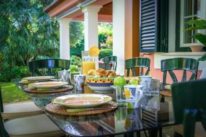 ein Glastisch mit einer Schüssel Essen darauf in der Unterkunft Quinta do Peru Golf Retreat - NEW in Sesimbra