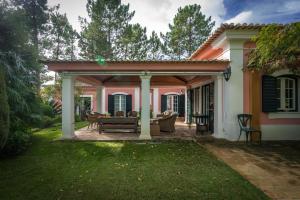 eine Pergola auf einer Terrasse eines Hauses in der Unterkunft Quinta do Peru Golf Retreat - NEW in Sesimbra