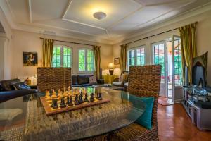 ein Wohnzimmer mit einem Schachbrett auf einem Tisch in der Unterkunft Quinta do Peru Golf Retreat - NEW in Sesimbra