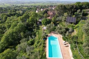 Luftaufnahme eines Swimmingpools in einer Villa in der Unterkunft Tartagli Authentic Villa with Pool - a Fontanaro Property in Paciano