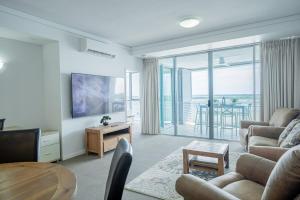 TV a/nebo společenská místnost v ubytování Waterfront Grand Hotel Retreat- Sauna & Gym