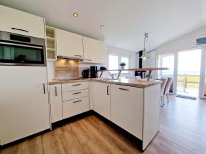 Dapur atau dapur kecil di Ostseeferienpark Walkyrien - Kapitän 37