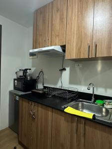 Majoituspaikan Spacious Condo at Limketkai CDO keittiö tai keittotila