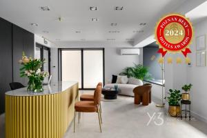 波兹南Saint Martin by Y3 Hotels, Old Town with Wellness的客厅设有黄色柜台和沙发