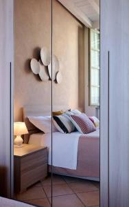 Postel nebo postele na pokoji v ubytování Domus Dea Bergamo Alta