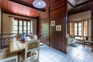 Ruang duduk di Casa com piscina, churrasqueira, Wi-Fi e garagem