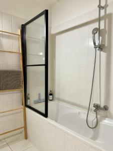 Ένα μπάνιο στο La Closeraie appartement centre de senlis, parking et terrasse +11 φωτογραφίες