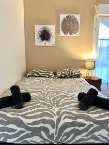 Ένα ή περισσότερα κρεβάτια σε δωμάτιο στο La Closeraie appartement centre de senlis, parking et terrasse