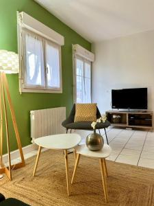 Μια τηλεόραση ή/και κέντρο ψυχαγωγίας στο La Closeraie appartement centre de senlis, parking et terrasse