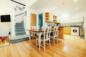 Köök või kööginurk majutusasutuses Beautiful House City Conversion, FREE PARKING