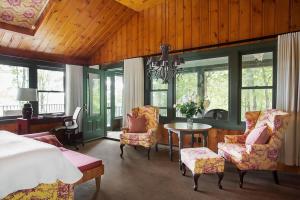 Postel nebo postele na pokoji v ubytování Manoir Hovey, Relais & Châteaux