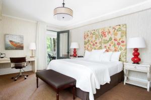 Postel nebo postele na pokoji v ubytování Manoir Hovey, Relais & Châteaux