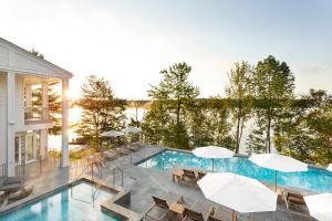 Bazén v ubytování Manoir Hovey, Relais & Châteaux nebo v jeho okolí