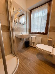 Koupelna v ubytování Albergo Al Pin + 20 fotografií