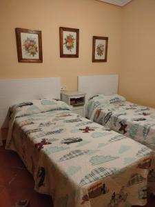 two beds in a hotel room with two beds at Villa con piscina junto a la playa in Roche +11 photos