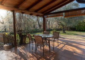 Balkon lub taras w obiekcie El Manantial Del Fresno Casas Rurales En Hervás - Piscina - Desayunos - Barbacoa - Parking gratis