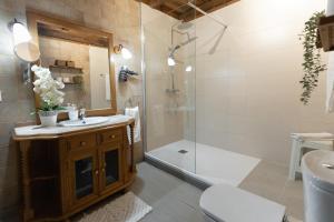 Łazienka w obiekcie El Manantial Del Fresno Casas Rurales En Hervás - Piscina - Desayunos - Barbacoa - Parking gratis