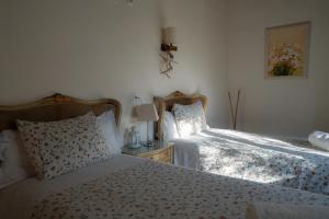 Łóżko lub łóżka w pokoju w obiekcie El Manantial Del Fresno Casas Rurales En Hervás - Piscina - Desayunos - Barbacoa - Parking gratis