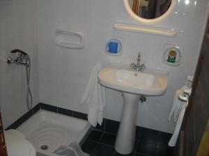 Gallery image of Budget accommodation in a semi-basement studio - Possidonia in Posidhonía