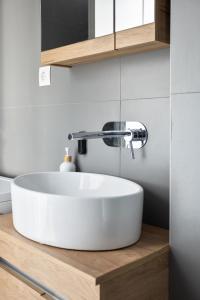 un lavandino bianco da bagno con rubinetto su un bancone di Thessaloniki Central Apartment 2 a Salonicco