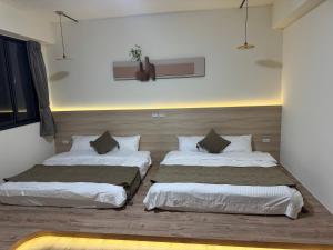 a bedroom with two beds at Shuili Xinyansu Private B&B in Shuili