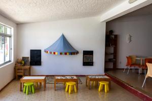 una stanza con tavoli e sedie e una tenda blu sul muro di Parque de Campismo Orbitur Valverde a Luz