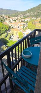 einen blauen Tisch und Stühle auf dem Balkon in der Unterkunft A 50 m des cures grand studio Audrey rénové avec goût parking wifi in Amélie-les-Bains-Palalda