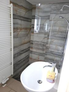 a bathroom with a white sink and a shower at Monteur-Haus Heinrich Berlin Marzahn, Hellersdorf, Lichtenberg in Berlin +7 photos