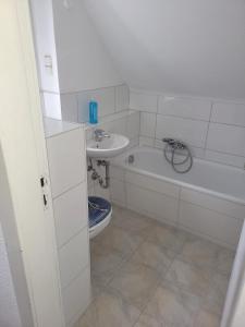 a bathroom with a sink and a tub and a toilet at Monteur-Haus Heinrich Berlin Marzahn, Hellersdorf, Lichtenberg in Berlin