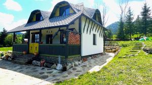 a small house with a train on top of it at Baladă de Rarău in Câmpulung Moldovenesc