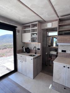 Hondón de las NievesにあるDisfrutaのシンクと大きな窓のあるキッチン