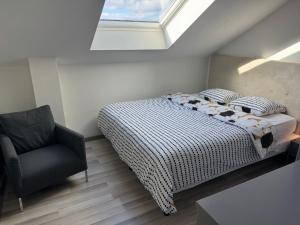Cama ou camas em um quarto em Appartement Bes,, Attique neuf avec confort