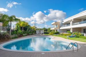 ein Schwimmbad vor einem Gebäude in der Unterkunft Ancora Apt do Mos in Lagos