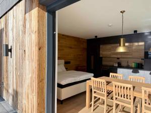 Postel nebo postele na pokoji v ubytování ELSA Spa Apartments Tux