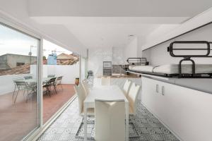 une cuisine et une salle à manger avec une table et des chaises dans l'établissement AS21778- Magnifique P3 avec terrasse au cœur du Centre ville dans une maison de caractère, au Grau-du-Roi