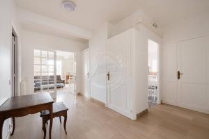 a white room with a table and a door at AS21755 - Grand P3 Vue Canal au cœur du Centre-Ville à 20m de la plage in Le Grau-du-Roi +7 photos