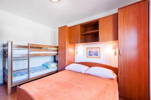 Apartments Maras emeletes ágyai egy szobában