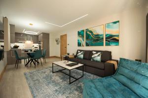 een woonkamer met een bank en een tafel bij Oak Lodge in Reading