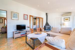 ein Wohnzimmer mit Sofa und Fernseher in der Unterkunft Binibonaire in Binissalem